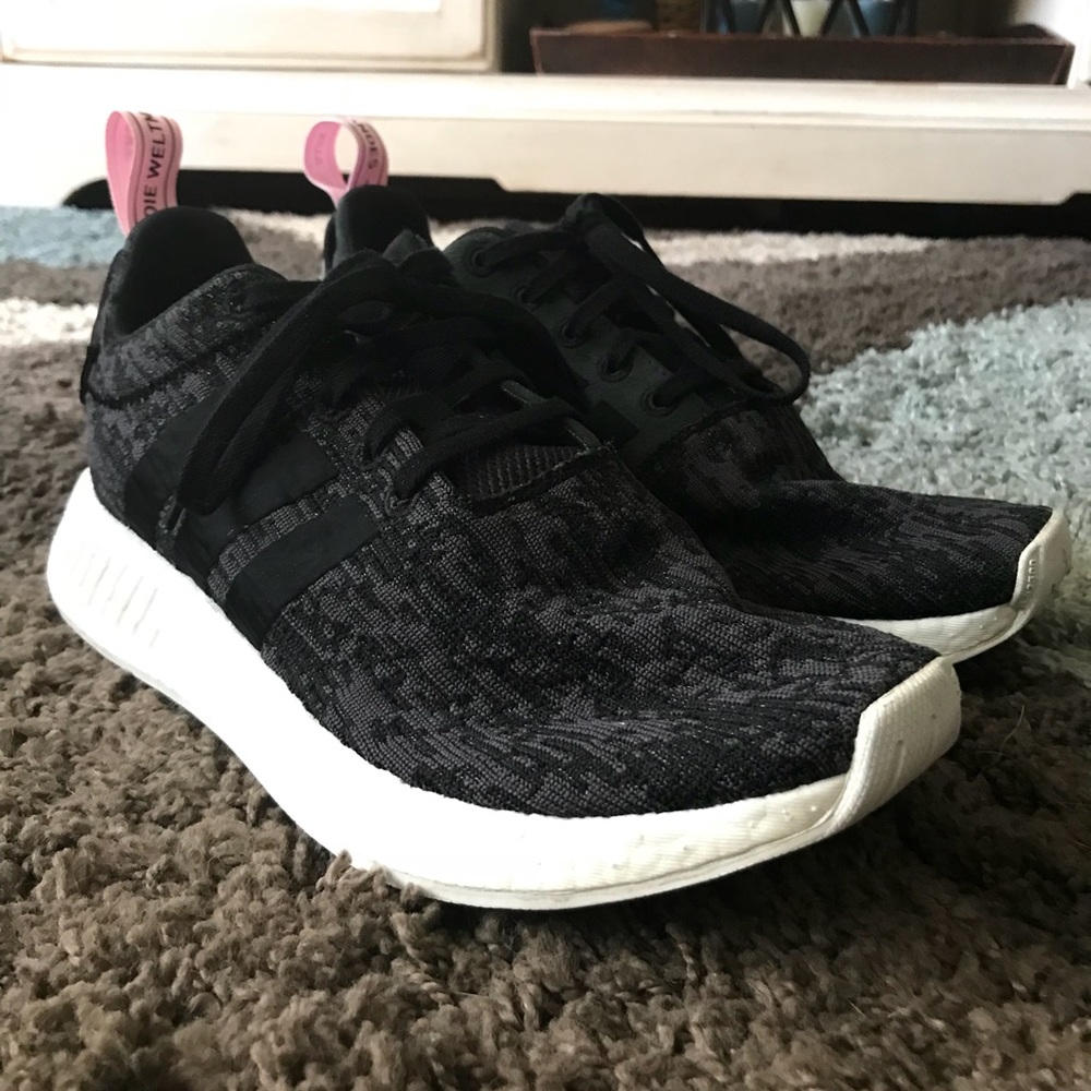 ADIDAS - Women’s NMD’s R2 size 9